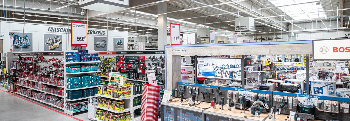 Werkzeuge in einem Baumarktregal